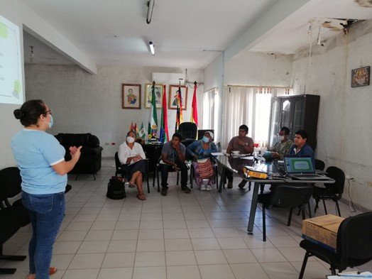 Nieves Suarez, technicus van onze partnerorganisatie Fundación Natura Bolivia tijdens het opstellen van de wet.  
